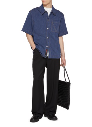 模特儿示范图 - 点击放大 - BOTTEGA VENETA - Oversized Contrast Stitch Wool Cotton Drill Shirt