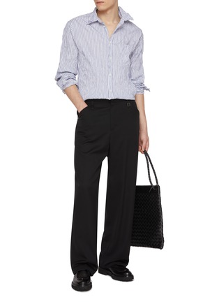模特儿示范图 - 点击放大 - BOTTEGA VENETA - Crushed Stripe Cotton Shirt