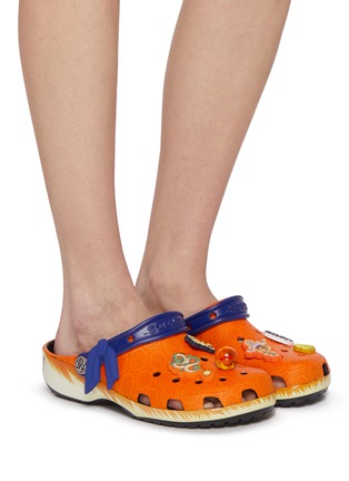 模特儿示范图 - 点击放大 - CROCS - X Dragon Ball Z Classic Clogs