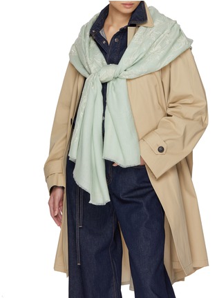 模特儿示范图 - 点击放大 - JANAVI - Floral Placement Merino Wool Scarf