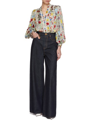 模特儿示范图 - 点击放大 - ALICE + OLIVIA - Arlette Blouson Sleeve Blouse