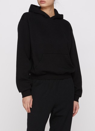 模特儿示范图 - 点击放大 - SKIMS - COTTON FLEECE 连帽套头衫