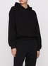 模特儿示范图 - 点击放大 - SKIMS - COTTON FLEECE 连帽套头衫