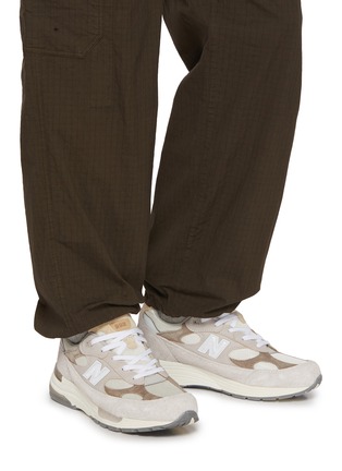 模特儿示范图 - 点击放大 - NEW BALANCE - 992 Low Top Men's Sneakers