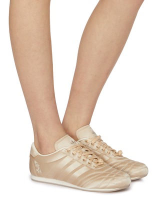 模特儿示范图 - 点击放大 - ADIDAS - 女款 TAEKWONDO 系带运动鞋
