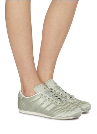 模特儿示范图 - 点击放大 - ADIDAS - 女款 TAEKWONDO 系带运动鞋