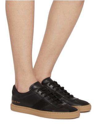 模特儿示范图 - 点击放大 - COMMON PROJECTS - Field Trainer Low Top Leather Women's Sneakers