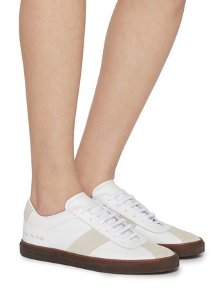 模特儿示范图 - 点击放大 - COMMON PROJECTS - Field Trainer Low Top Leather Women's Sneakers