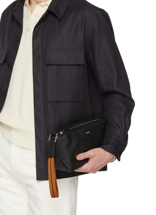 模特儿示范图 - 点击放大 - ZEGNA BAGS - Double Zip Leather Pouch
