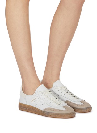 模特儿示范图 - 点击放大 - ADIDAS - X INVINCIBLE 女款 HANDBALL SPEZIAL 皮革系带运动鞋