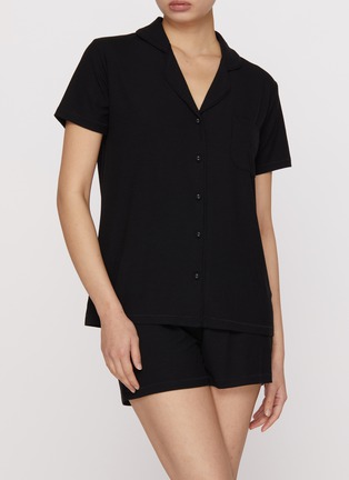 模特儿示范图 - 点击放大 - SKIMS - SOFT LOUNGE 短袖睡衣套装