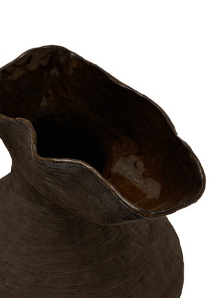 细节 –点击放大 - TANIA WHALEN CERAMICS - The Flutter Vessel — Brown