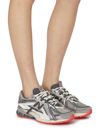 模特儿示范图 - 点击放大 - NEW BALANCE - 女款 1906 系带运动鞋