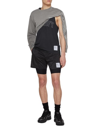 模特儿示范图 - 点击放大 - SATISFY - AuraLite™ Tech Singlet