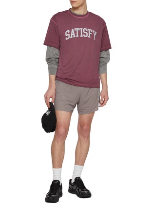 模特儿示范图 - 点击放大 - SATISFY - AuraLite™ T‑Shirt