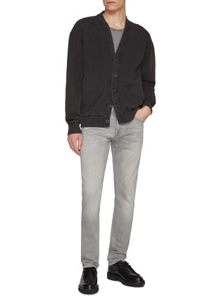模特儿示范图 - 点击放大 - DENHAM - Razor Free Move Slim Light Wash Jeans