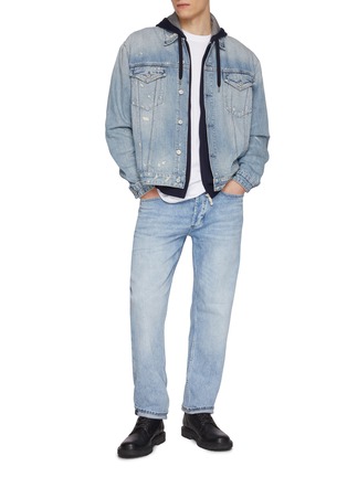 模特儿示范图 - 点击放大 - DENHAM - Ridge Comfort Light Wash Jeans