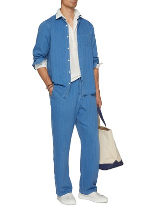 模特儿示范图 - 点击放大 - FRESCOBOL CARIOCA - Patch Pocket Medium Wash Denim Shirt