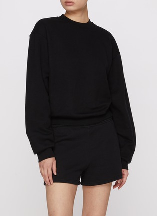 模特儿示范图 - 点击放大 - SKIMS - COTTON FLEECE 圆领套头衫