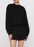 模特儿示范图 - 点击放大 - SKIMS - COTTON FLEECE 圆领套头衫