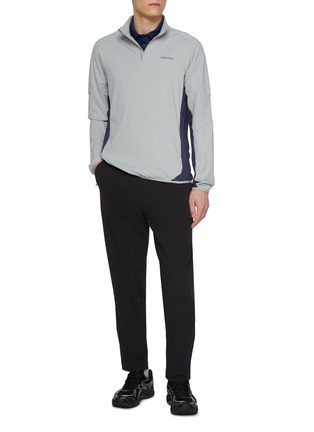 模特儿示范图 - 点击放大 - MANORS - Quarter Zip Tech Mid Layer Top