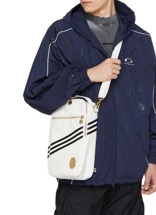 模特儿示范图 - 点击放大 - ADIDAS - X A Bathing Ape Crossbody Bag