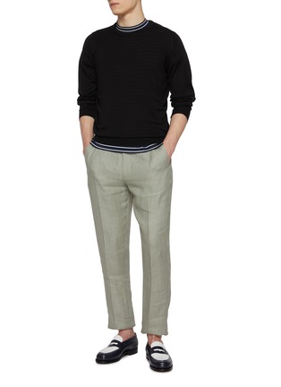 模特儿示范图 - 点击放大 - JOHN SMEDLEY - Crewneck Cashmere Silk Sweater