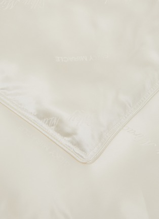 细节 –点击放大 - SILKY MIRACLE - Golden Silk Summerlight King Size Duvet Filler — Cream