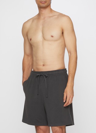 模特儿示范图 - 点击放大 - SKIMS - JERSEY LOUNGE 系带直筒短裤