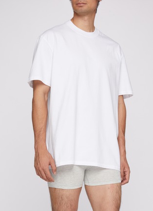 模特儿示范图 - 点击放大 - SKIMS - Heavyweight Cotton Relaxed T-shirt