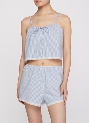 模特儿示范图 - 点击放大 - SKIMS - COTTON POPLIN SLEEP 条纹短裤