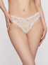 模特儿示范图 - 点击放大 - SKIMS - STRETCH LACE 蕾丝丁字裤