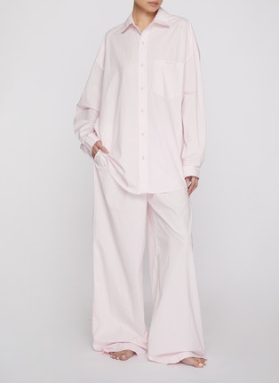 模特儿示范图 - 点击放大 - SKIMS - COTTON POPLIN 居家服长袖套装