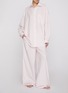 模特儿示范图 - 点击放大 - SKIMS - COTTON POPLIN 居家服长袖套装