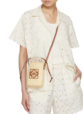 模特儿示范图 - 点击放大 - LOEWE - Anagram Iraca Palm Canvas Crossbody Pouch