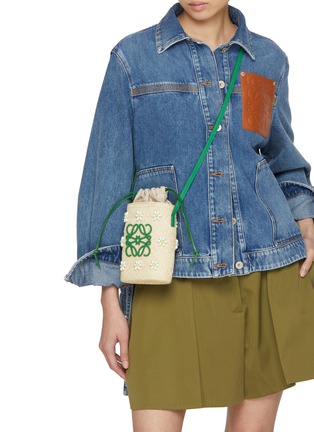 模特儿示范图 - 点击放大 - LOEWE - Anagram Flower Embroidered Iraca Palm Canvas Crossbody Pouch