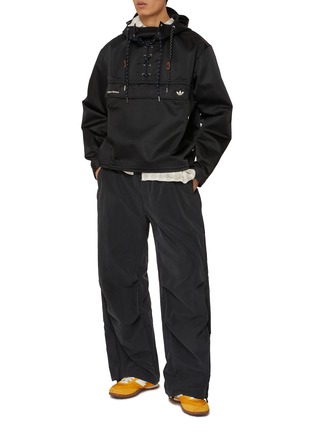 模特儿示范图 - 点击放大 - ADIDAS - X WALES BONNER 连帽套头衫