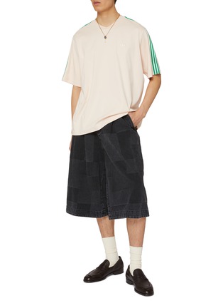 模特儿示范图 - 点击放大 - ADIDAS - X WALES BONNER 小 V 领纯棉 T 恤