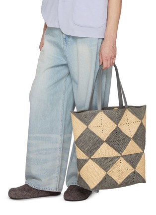 模特儿示范图 - 点击放大 - LOEWE - XL Puzzle Fold Raffia Tote