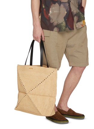模特儿示范图 - 点击放大 - LOEWE - Extra Large Puzzle Fold Raffia Tote Bag