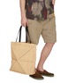 模特儿示范图 - 点击放大 - LOEWE - Extra Large Puzzle Fold Raffia Tote Bag