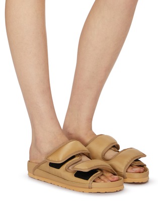 模特儿示范图 - 点击放大 - BIRKENSTOCK 1774 - COSY NYLON 魔术贴平底凉鞋