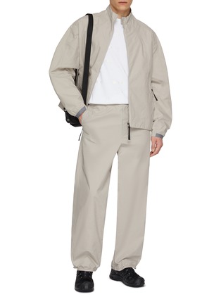 模特儿示范图 - 点击放大 - GOLDWIN - Parachute Seed Rip Stop Cotton Blend Pants