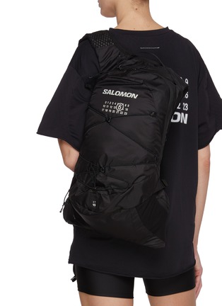 模特儿示范图 - 点击放大 - MM6 MAISON MARGIELA - X SALOMON XT 15 尼龙双肩包