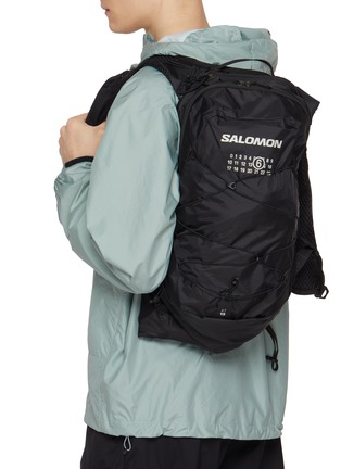 模特儿示范图 - 点击放大 - MM6 MAISON MARGIELA - X SALOMON 双肩背包