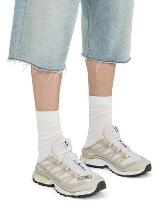 模特儿示范图 - 点击放大 - MM6 MAISON MARGIELA - X SALOMON 男款 XT-4 穆勒运动鞋