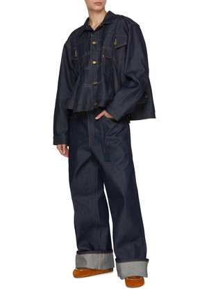 模特儿示范图 - 点击放大 - SACAI - X LEVI'S 褶裥牛仔夹克