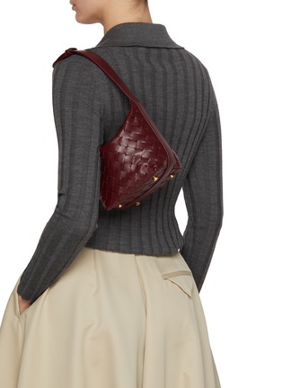 模特儿示范图 - 点击放大 - BOTTEGA VENETA - Small Wallace Leather Shoulder Bag