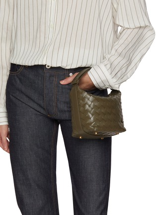 模特儿示范图 - 点击放大 - BOTTEGA VENETA - Small Wallace Leather Shoulder Bag