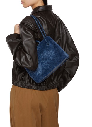 背面 - 点击放大 - BOTTEGA VENETA - 小号 ANDIAMO 绒毛饰单肩包